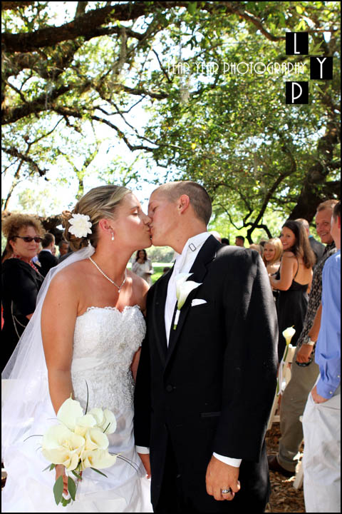 Wedding Photographers Gets The Kiss